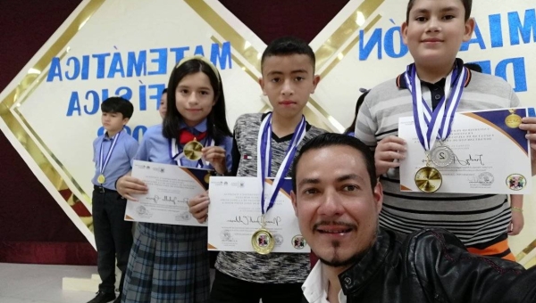 Premiación a Estudiantes que Participaron en la Olimpiada Nacional de Matemática y Física